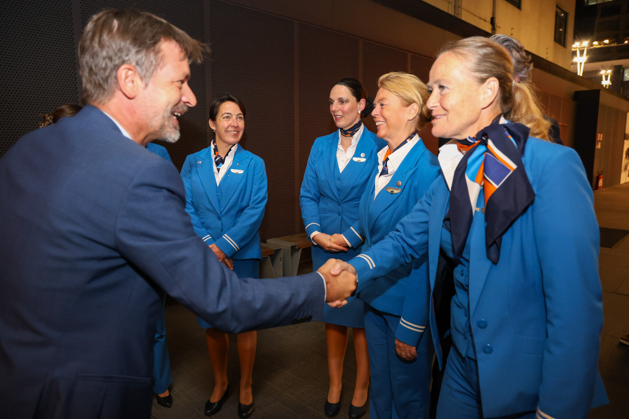 Manuerel Flahault, diretor geral da Air France-KLM com tripulantes