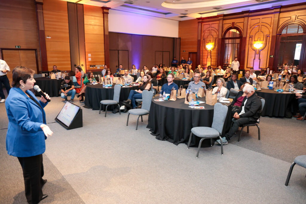 Marcela Saar gerente de Vendas do Ouro Minas durante o Roadshow ME Roadshow M&E Nacional 2025 vai começar! Inscrição para primeira etapa já está aberta