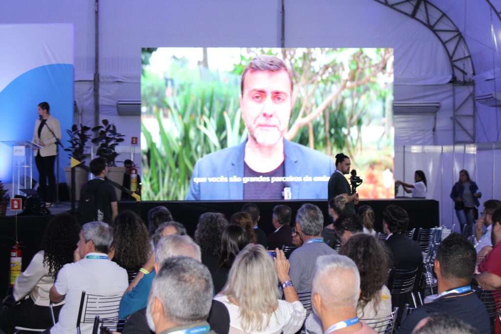 Marcelo Freixo, presidente da Embratur, cumprimenta a todos e deseja boas parcerias e networking Marcelo Freixo, presidente da Embratur, cumprimenta a todos e deseja boas parcerias e networking