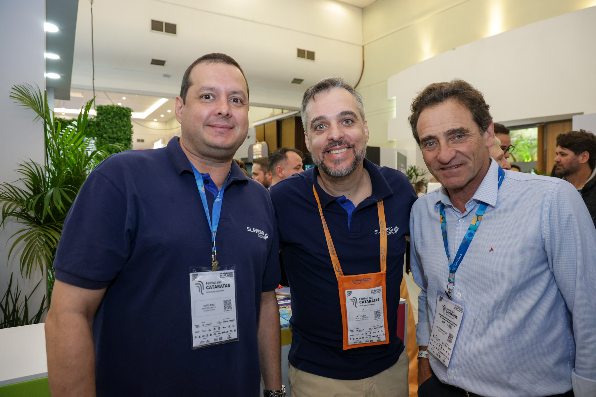 Marcelo Melo e Marcio Azevedo, do Slaviero, com Milton Zuanazzi, do MTur Marcelo Melo e Marcio Azevedo, do Slaviero, com Milton Zuanazzi, do MTur