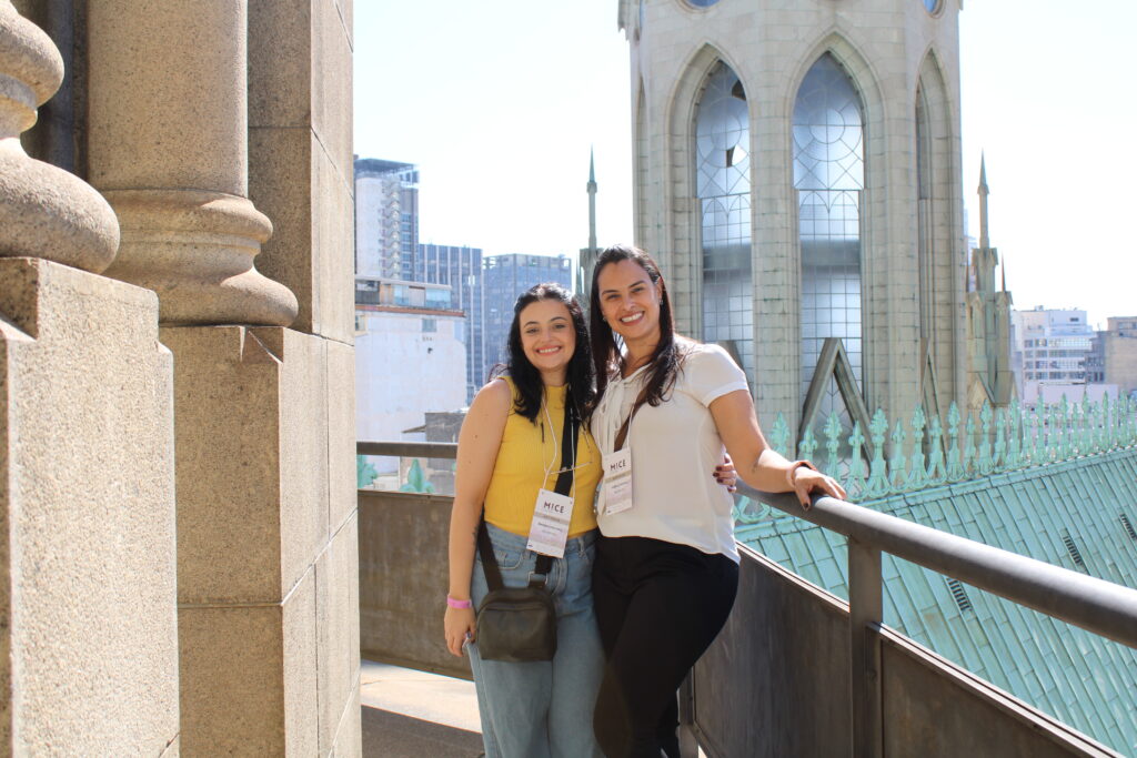 Mariana Spalding e Tamires Queiroz, do grupo Wish