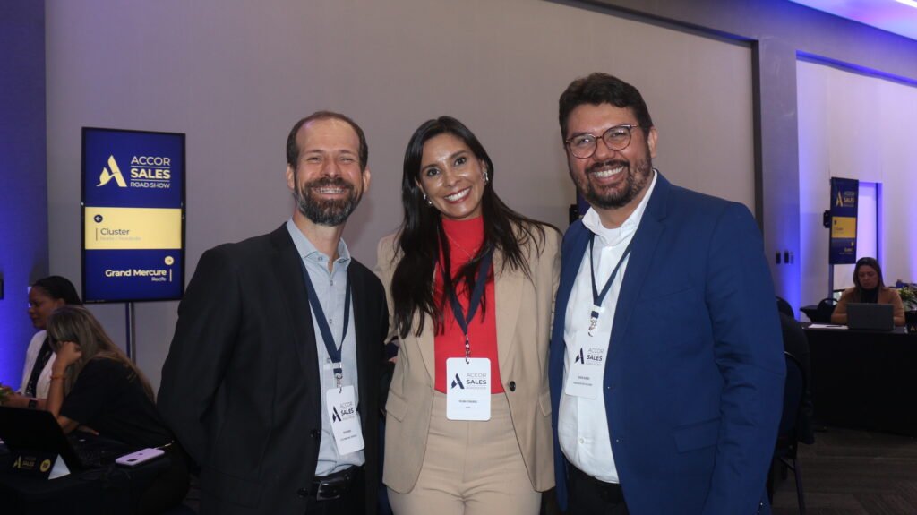 Mateus Mota, do Cluster, Paloma Fernandes, da Accor e Denizio Almeida, do Grand Mercure