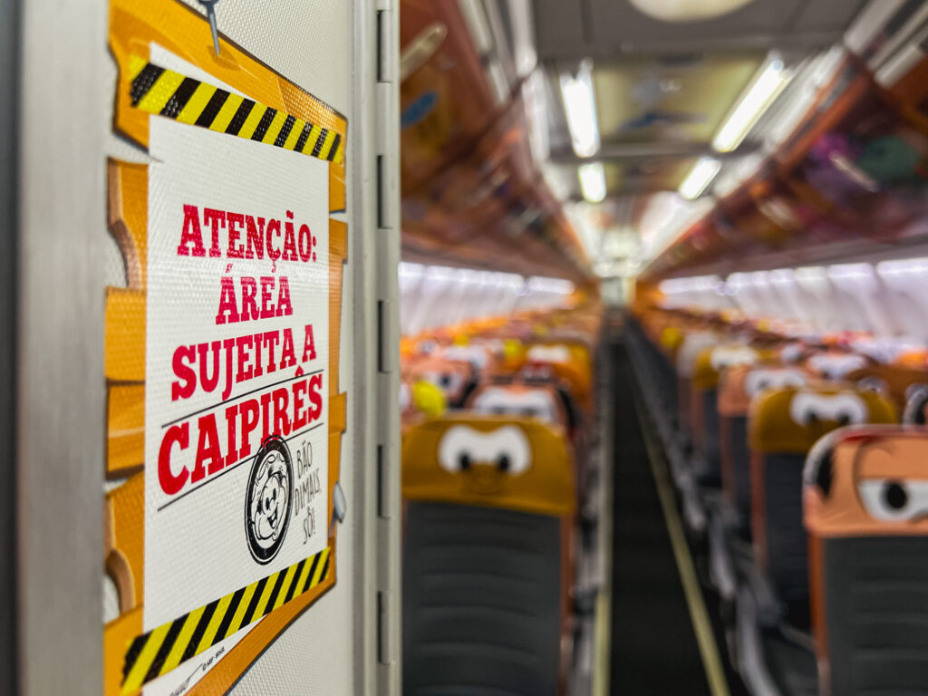Mensagens divertidas estão espalhadas pelo avião
