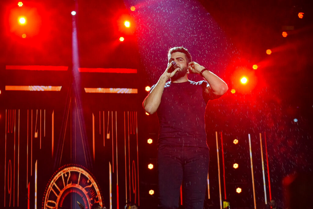 Mesmo com chuva, os cantores Henrique e Juliano animaram o público Mesmo com chuva, os cantores Henrique e Juliano animaram o público