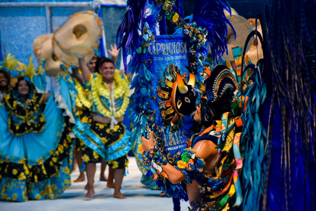Na apresentação, as madrinhas, rainhas e bailarinas homenagearam o Boi Caprichoso