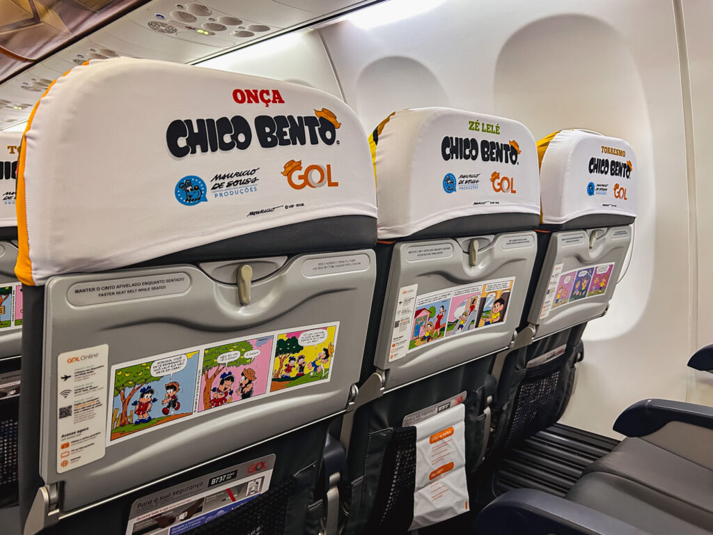 No verso das mesinhas há uma história em quadrinhos de Chico Bento