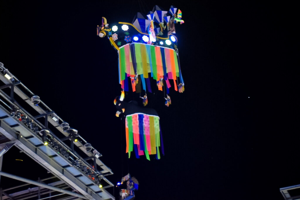 O Boi Caprichoso chegou no bumbódromo em uma espécie de zeppelin