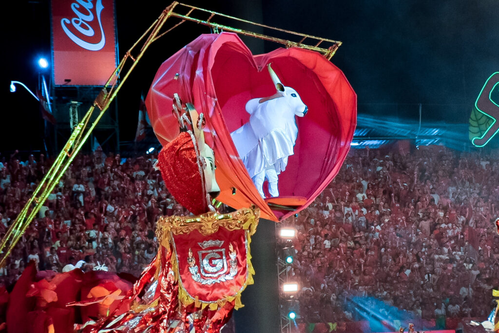 O Boi Garantido se apresentando em um coroação flutuante, reforçando o amor do público pela figura folclórica