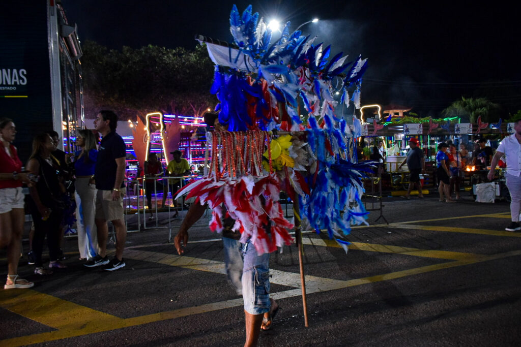 O comércio local fica movimentado nas noites de festa