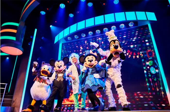 Disneyland Resort anuncia datas do Halloween Time 2024 2 O elenco de Mickey's Treat and Trick durante o Halloween Time no Disneyland Resort (Divulgação:Disneyland Resort)