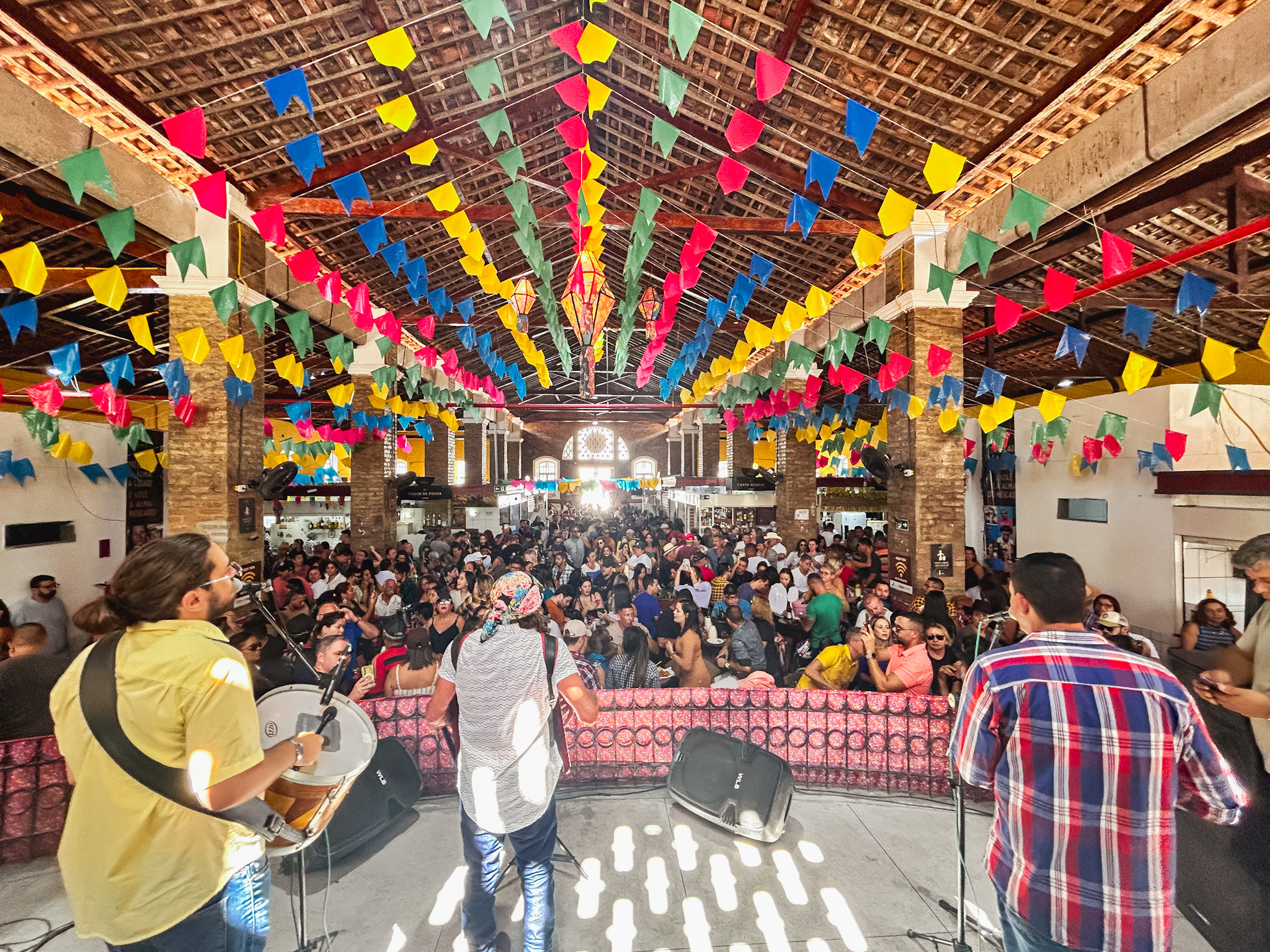 O público dançou e cantou por horas celebrando o forró O público dançou e cantou por horas celebrando o forró