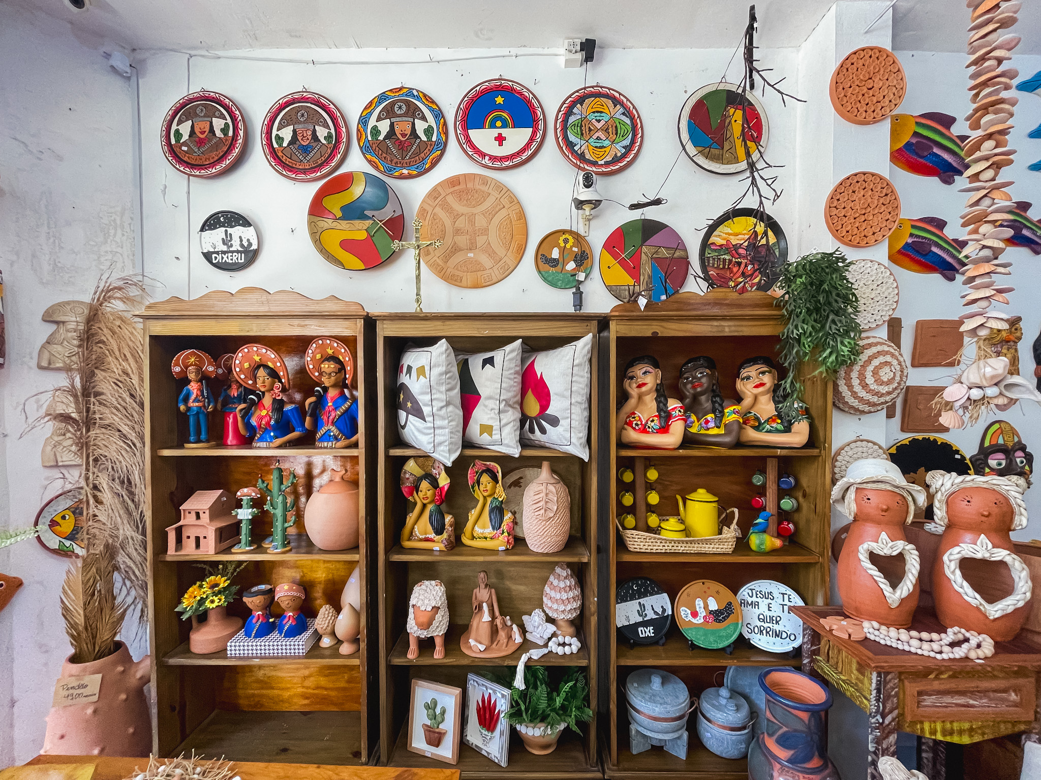 Obras em barro e tecido, com cores vibrantes, são características do artesanato do interior de Pernambuco Obras em barro e tecido, com cores vibrantes, são características do artesanato do interior de Pernambuco