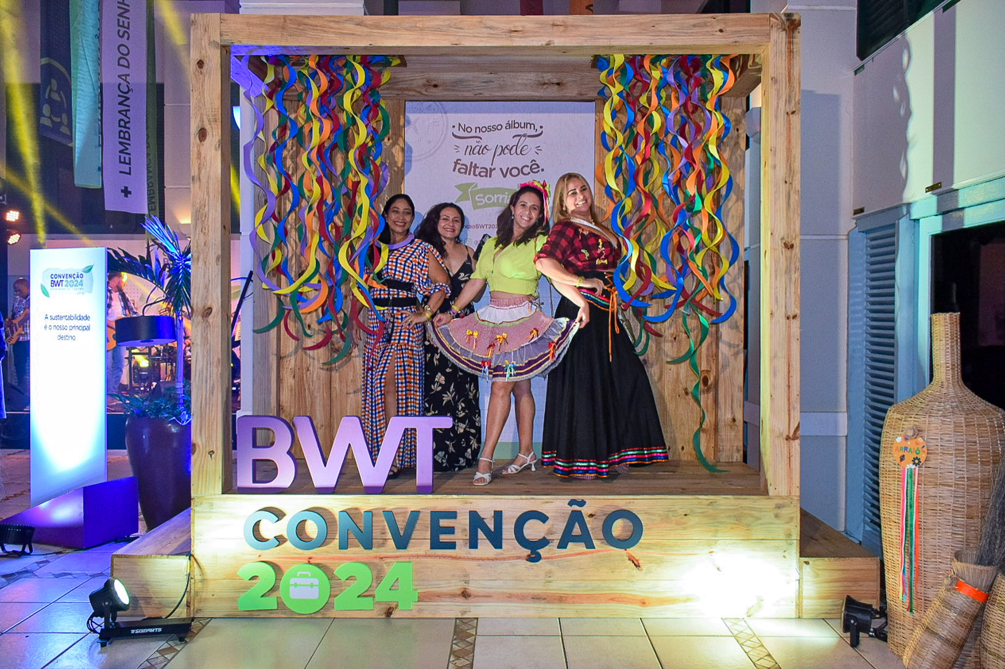 Os agentes de viagens capricharam nas roupas de festa junina Os agentes de viagens capricharam nas roupas de festa junina
