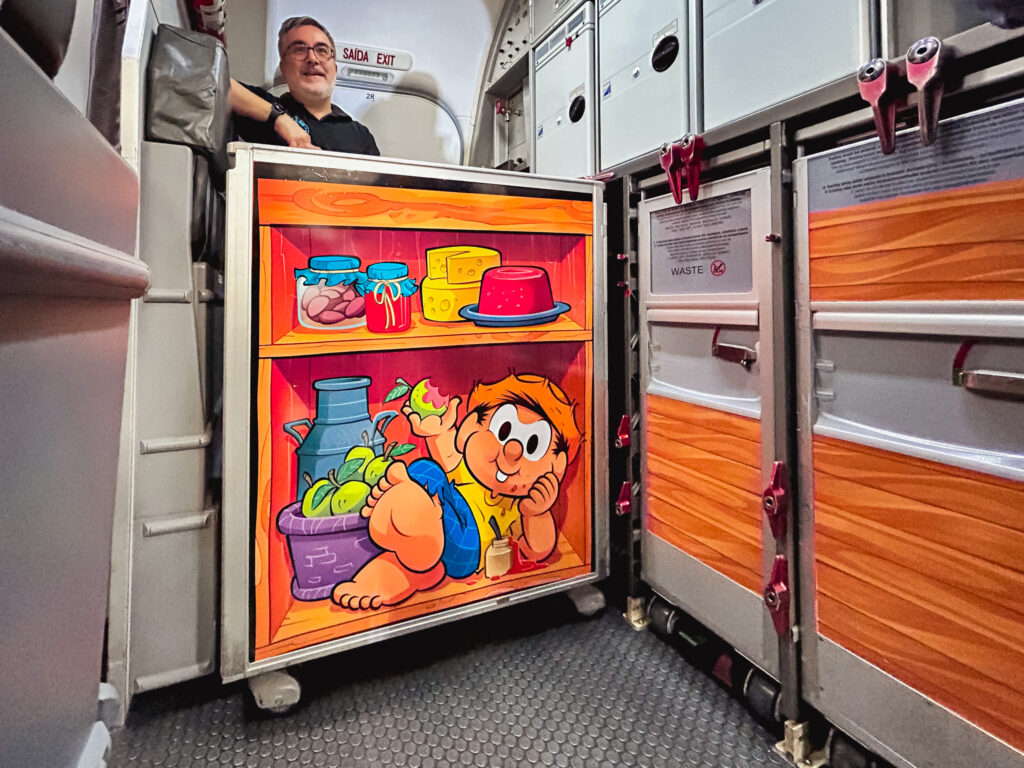 Os trolleys da aeronave receberam adesivagem