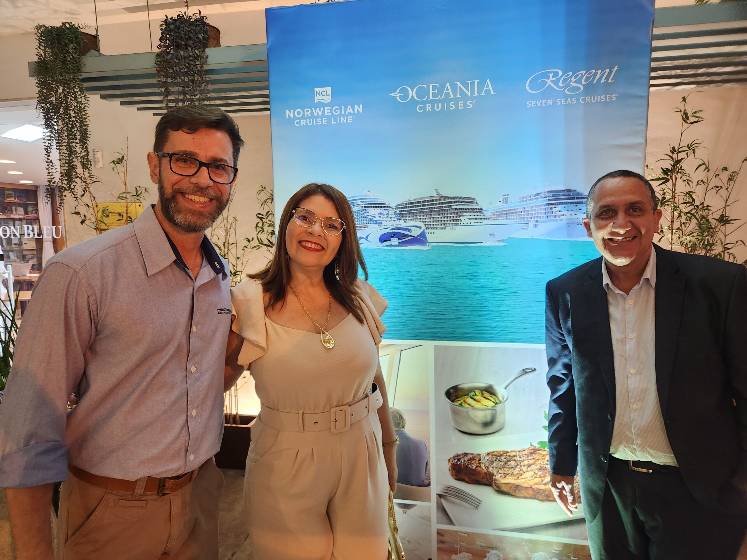 Pablo Vilaseca, executivo de Contas da Norwegian Holding, Ana Paula e River Pereira, da HTA Viagens agentes