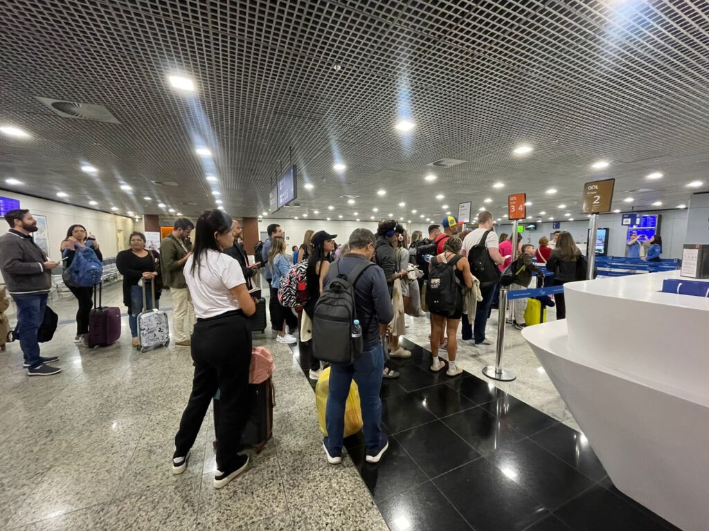 Passageiros embarcam em voo direto de Fortaleza a Orlando pela primeira vez em quatro anos