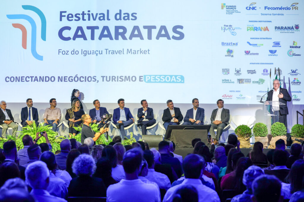 Paulo Angeli, diretor do Festival das Cataratas, durante abertura de solenidade