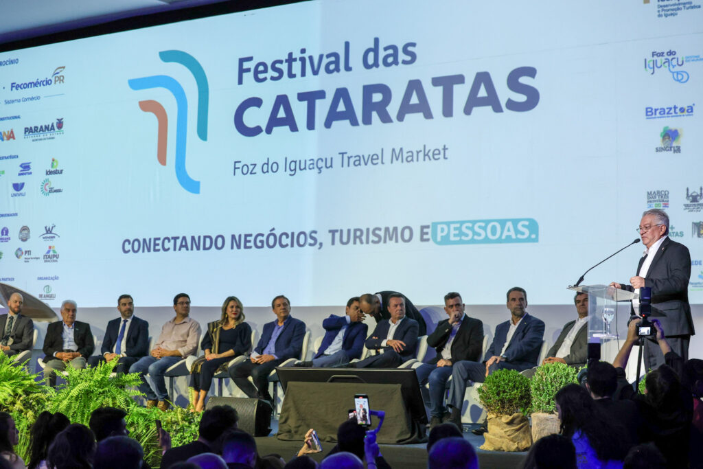 Paulo Angeli e autoridades na abertura do Festival das Cataratas