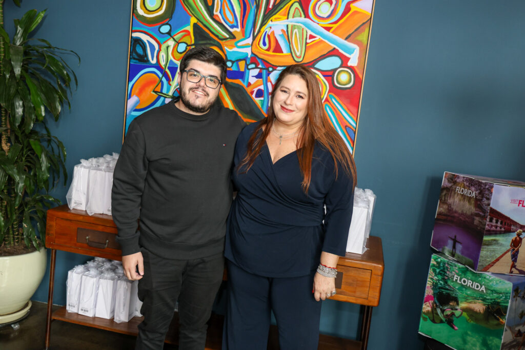 Paulo Biondo, da CVC Corp e Rafaela Brown, do Visit Flórida
