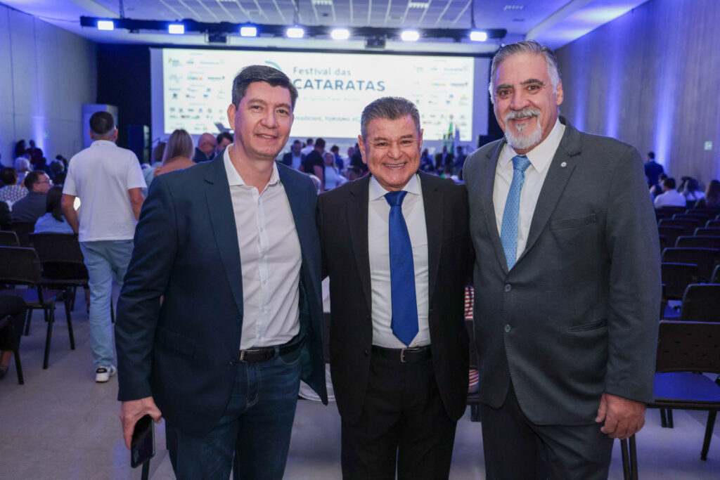 Pedro Falcon, da Personal Brasil, Felipe Gonzalez, da Cassinotur, e Aldo Arthur Siviero, presidente da Fenactur