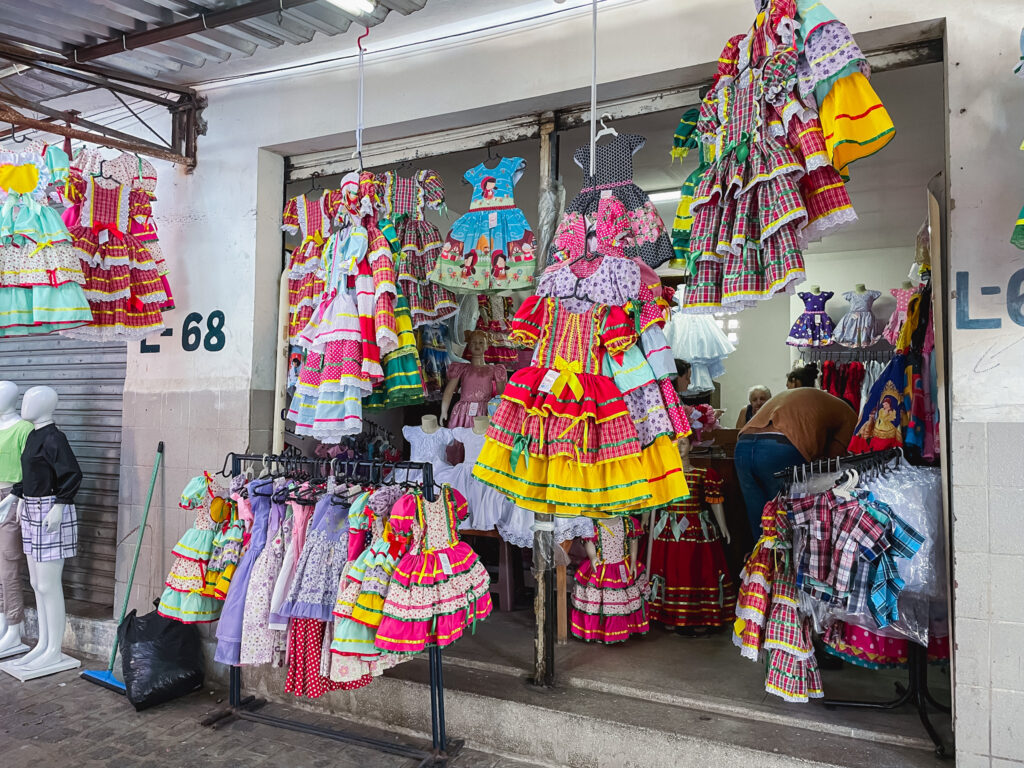 Preparado para o São João, o comércio de Caruaru exibe as cores do festejo Preparado para o São João, o comércio de Caruaru exibe as cores do festejo