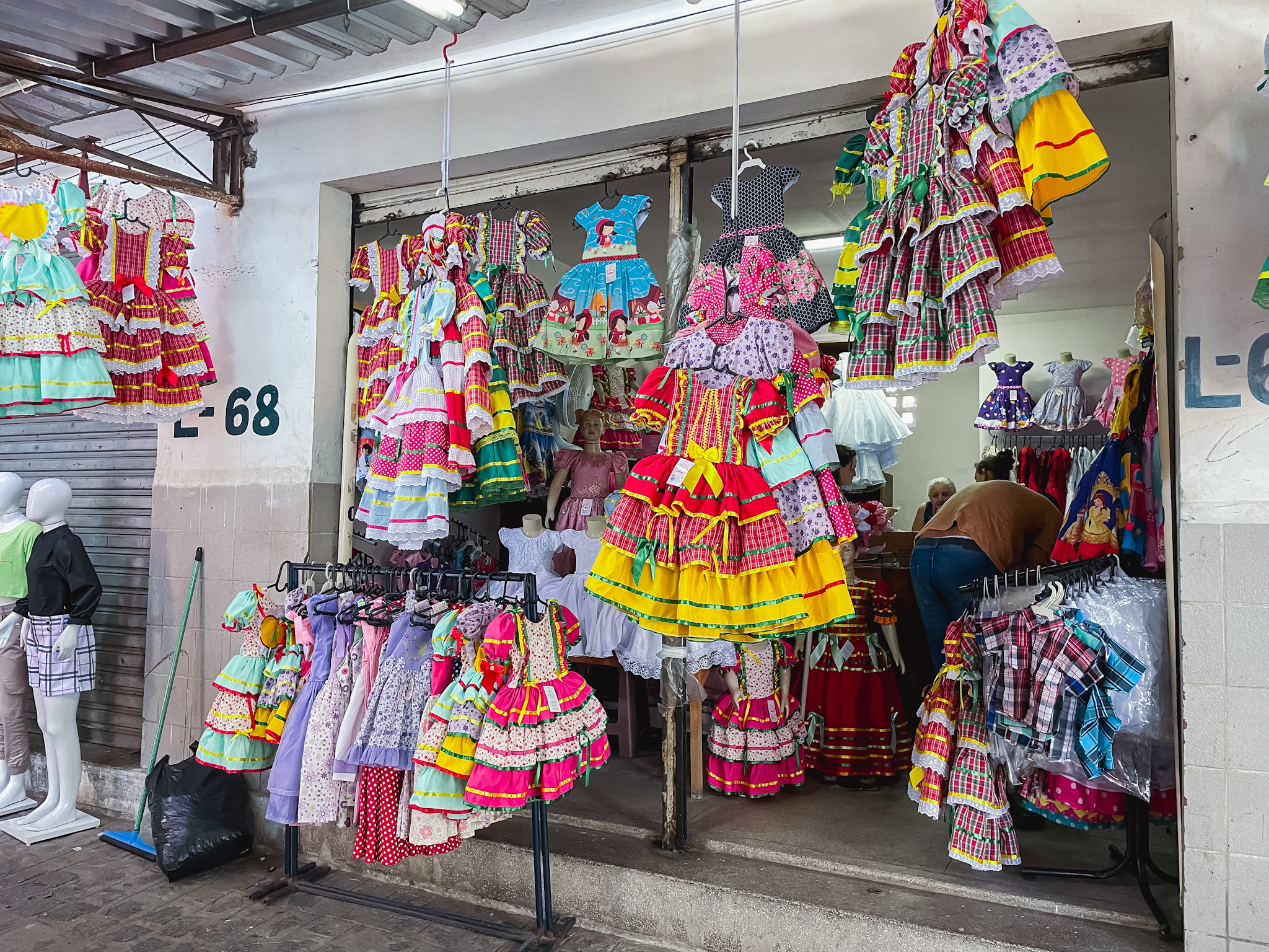Preparado para o São João, o comércio de Caruaru exibe as cores do festejo Preparado para o São João, o comércio de Caruaru exibe as cores do festejo