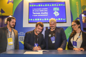 Presidente da Embratur, Marcelo Freixo assina criação de premiação para incentivar promoção turística através dos games (Divulgacão:Embratur)