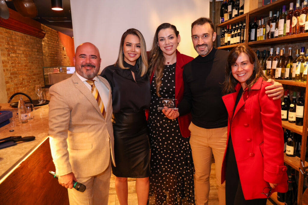 Rafael Monteiro e Sallyta Lopes, CNT Consolidadora , com equipe da ITA