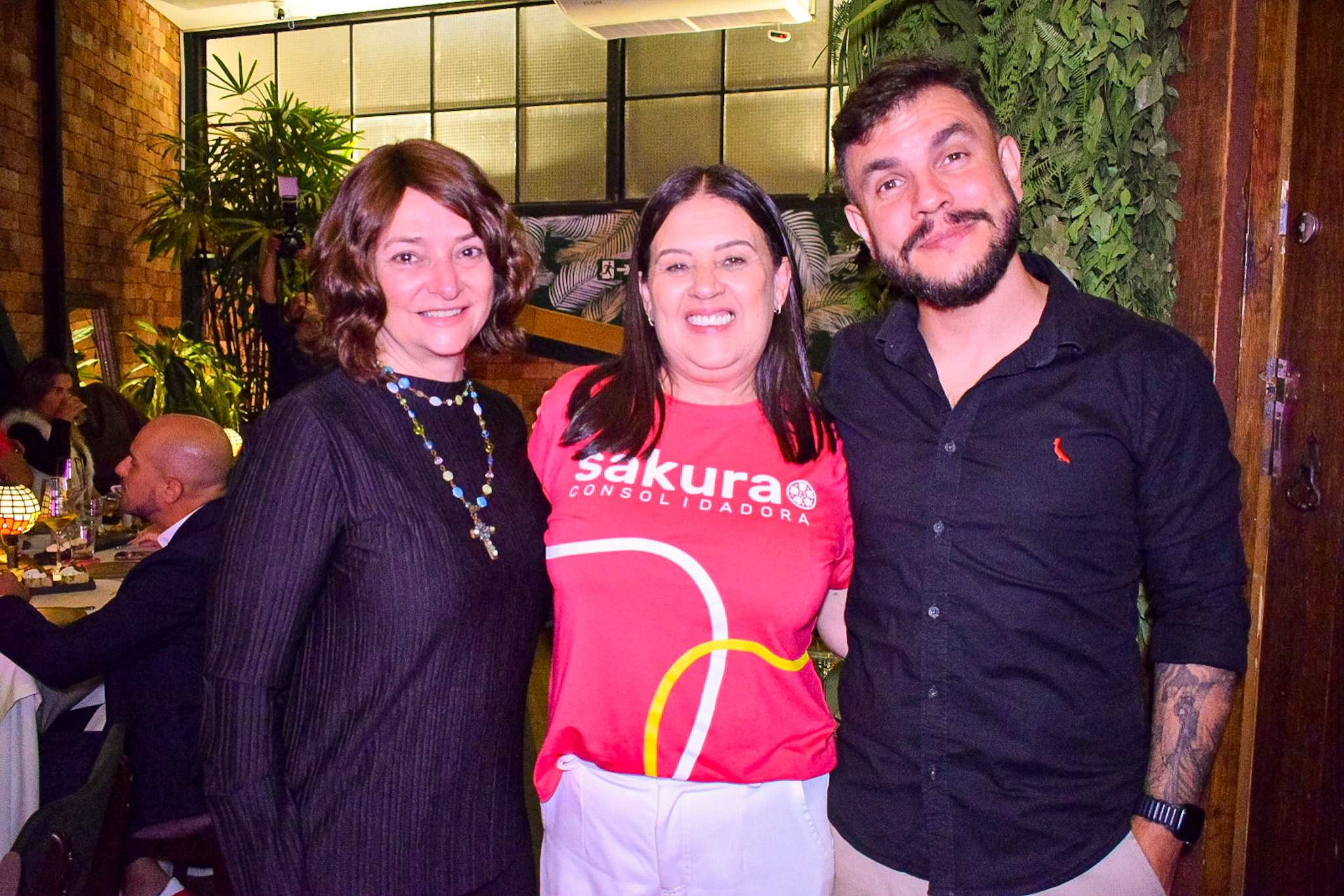 Raquel Furtado, da Skyways Viagens; Vivi Siqueira, da Sakura; e Júlio Galvão, da Amopromo Raquel Furtado, da Skyways Viagens; Vivi Siqueira, da Sakura; e Júlio Galvão, da Amopromo