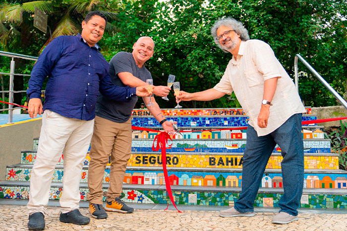 Porto Seguro inaugura ponto instagramável em atração turística como chamariz para visitantes 1 Recriados com ladrilhos e azulejos, os coloridos degraus da Escadarinha Taperapuan representam elementos que resumem a cultura da região (Divulgação/Setur Porto Seguro)