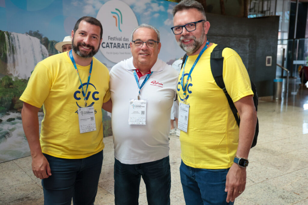 Reinaldo Verrone, do Rafain Palace, entre João Rafael e Douglas Silva, da CVC Agentes