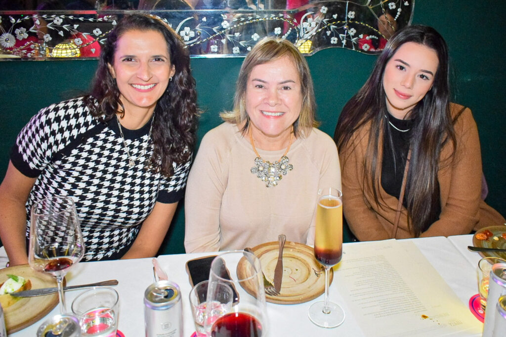 Renata Lara, da Detalhe Turismo; Simoni Moraes, da SM Viagens; e Izabella Saraiva, da Patrícia Saraiva Travel Renata Lara, da Detalhe Turismo; Simoni Moraes, da SM Viagens; e Izabella Saraiva, da Patrícia Saraiva Travel