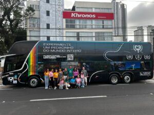Road Show divulgará Balneário Camboriú e Região Costa Verde & Mar no Sudeste Partiu de Balneário Camboriú, na manhã de domingo (16), o já tradicional Road Show do projeto Visite Balneário Camboriú e Região Costa Verde & Mar, levando mais de 20 representantes do trade turístico para divulgar a cidade e região nos quatro Estados da região Sudeste (passará por seis cidades - Vitória/ES, Juiz de Fora/MG, Petrópolis/RJ, Santo André/SP, São José dos Campos/SP e Santos/SP) em um ônibus todo plotado com os atrativos de Balneário e região. O Road Show segue até o dia 28 de junho. A presidente do Balneário Camboriú Convention & Visitors Bureau e hoteleira, Andrezza Negrini, salienta que o Road Show do projeto Visite BC e Região Costa Verde & Mar já é uma ação consolidada e muito esperada. Em 2023, foram seis cidades visitadas de SP e MG, mas desta vez foi possível incluir os quatro Estados do Sudeste, contando ainda com o Espírito Santo e Rio de Janeiro. "E temos mais novidades - a primeira é o nosso ônibus, que vem com uma nova plotagem, de um lado retrata o sol nascendo e do outro o sol se pondo, mostrando a versatilidade de Balneário Camboriú. E, de forma inovadora, iremos apresentar um curta metragem sobre Balneário e região, o BC Férias Sem Fim, e assim realizar de forma diferenciada as nossas capacitações. Seremos o primeiro destino do Brasil a ter um curta para essa ação, que mostrará realmente a experiência que é vivenciar Balneário Camboriú. Em breve iremos divulgar mais informações sobre o filme, que terá um lançamento oficial", explica Andrezza. A presidente acrescenta que o Road Show terá duração de 13 dias e que, literalmente, o grupo levará Balneário Camboriú e região nesses seis importantes destinos emissores. "Faremos visitas e eventos de relacionamento, capacitações para agentes de viagens e operadores, mesas de negociação com o trade envolvido, sorteios, e ações com a imprensa", pontua. Já o secretário de Turismo e Desenvolvimento Econômico de Balneário Camboriú, Thiago Velasques, explica que o projeto Visite BC e Região Costa Verde & Mar é muito importante e faz parte das ações de promoção de destino apoiadas pela prefeitura de Balneário Camboriú e que essa fase iniciada neste domingo, com o Road Show, é um dos pontos fortes do projeto. "Neste ano vamos pegar os 4 estados que são os maiores emissores de turistas para Balneário Camboriú e região, com o trade todo unido para promover o nosso município e diretamente com quem realmente vem visitar a nossa cidade ao longo do ano", afirma. Velasques comenta ainda que o Road Show soma com as ações já feitas até agora e com outras que ainda estão por vir, já que o projeto Visite BC e Região Costa Verde & Mar segue até o fim do ano. "Tenho certeza que vai ser mais um sucesso, iniciando com força total. A divulgação constante de nossa cidade e região é muito necessária porque de uma temporada para outra já tem mudança. Por exemplo, no próximo verão teremos o Multiparque abrindo, já temos novos restaurantes, novas lojas… Balneário Camboriú e cidades vizinhas se modificam para melhor ano após ano. Por isso, precisamos estar sempre promovendo, temos que mostrar isso para quem vende a Região Costa Verde & Mar, e também que temos opções para todos os públicos", diz. Participam do Road Show as empresas Hotel Vieiras, Grupo Oceanic (Aventura Jurássica, Aventura Pirata, Oceanic Aquarium e Classic Car Show), Space Adventure, Hotel Negrini, Hotel Rosenbrock, Santa & Bella Turismo Receptivo, Barco Pirata, Hotel Marimar, FG Big Wheel, Zoo Balneário Camboriú, Cristo Luz, Parque Unipraias, Alles Park, Hotel Bella Camboriú, Hotel Marambaia, Vipmar Turismo & Receptivo, Costa Verde & Mar e Rede Pires.