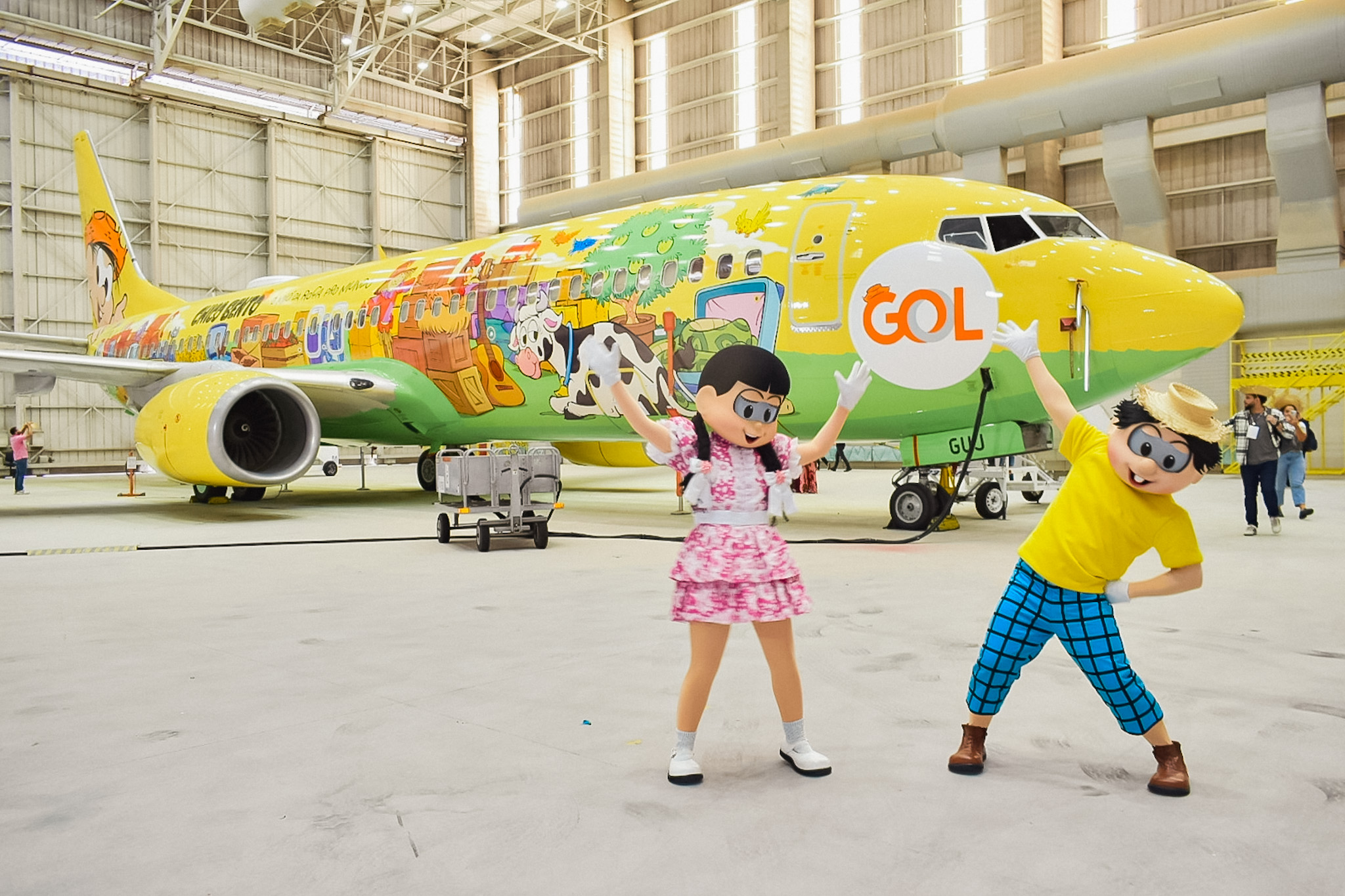 Rosinha e Chico Bento com a aeronave temática da Gol