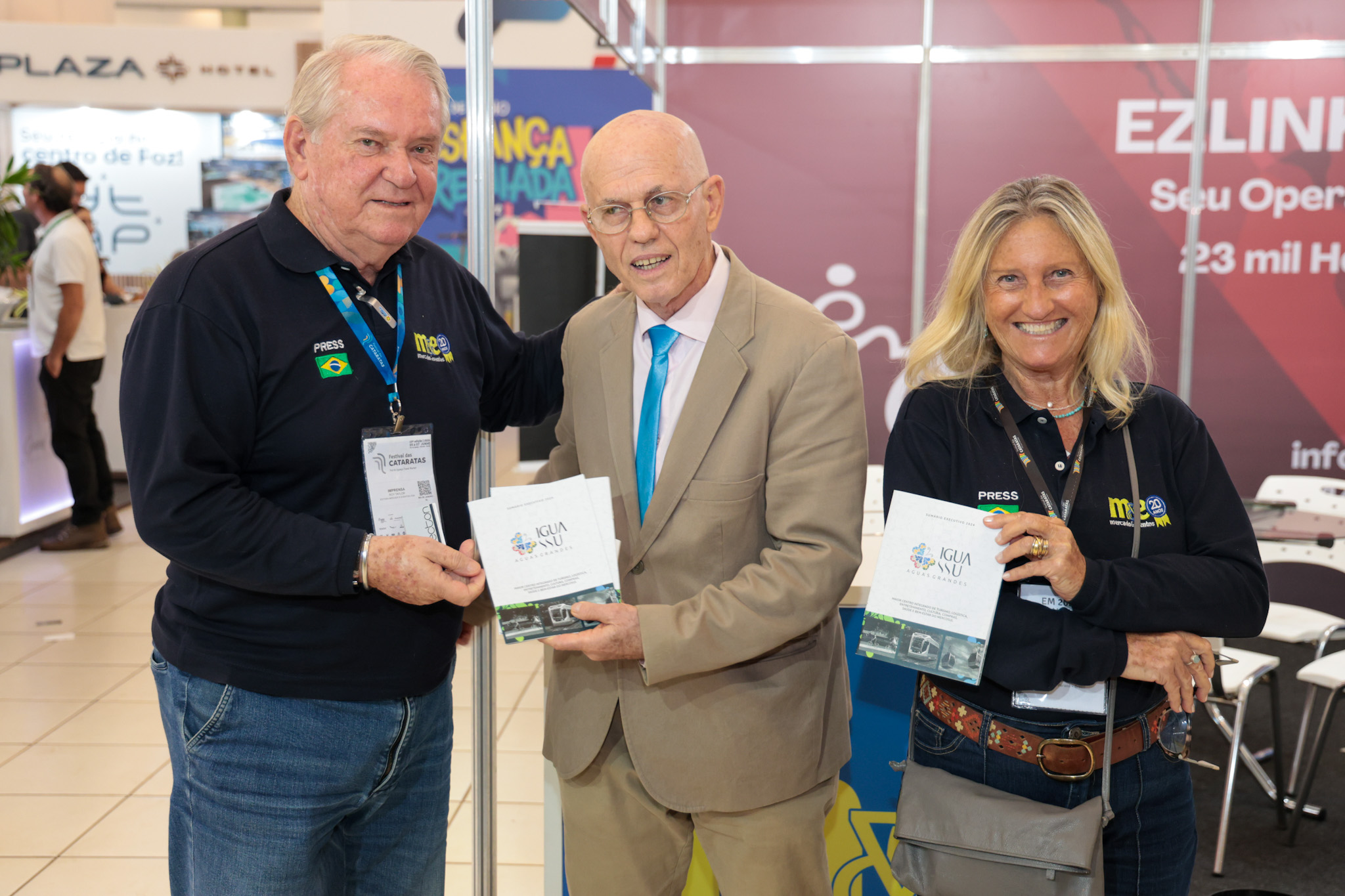 Roy Taylor e Rosa Masgrau, do M&E, com Nilson Racagnin, da Tecton Roy Taylor e Rosa Masgrau, do M&E, com Nilson Racagnin, da Tecton