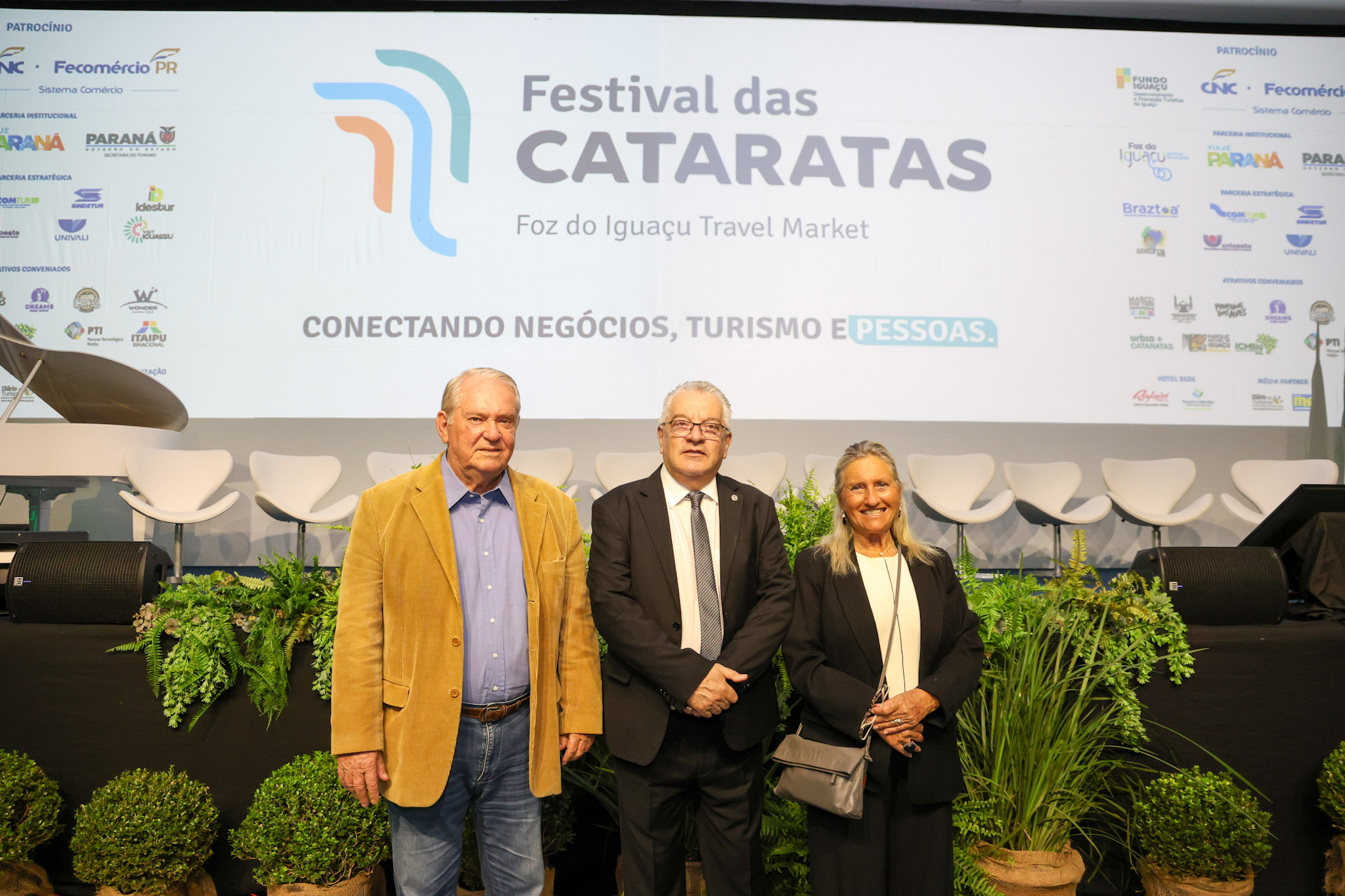 Roy Taylor e Rosa Masgrau, do M&E, com Paulo Angeli, do Festival das Cataratas durante abertura