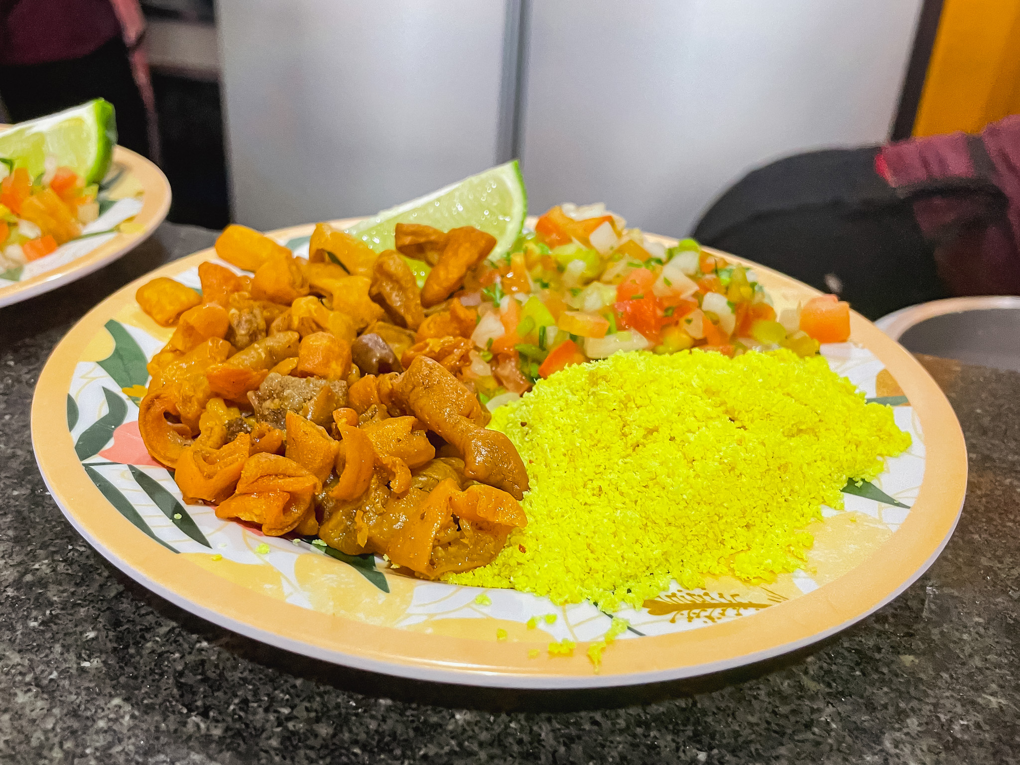 Tripa servida com farofa e salada. Tripa servida com farofa e salada.