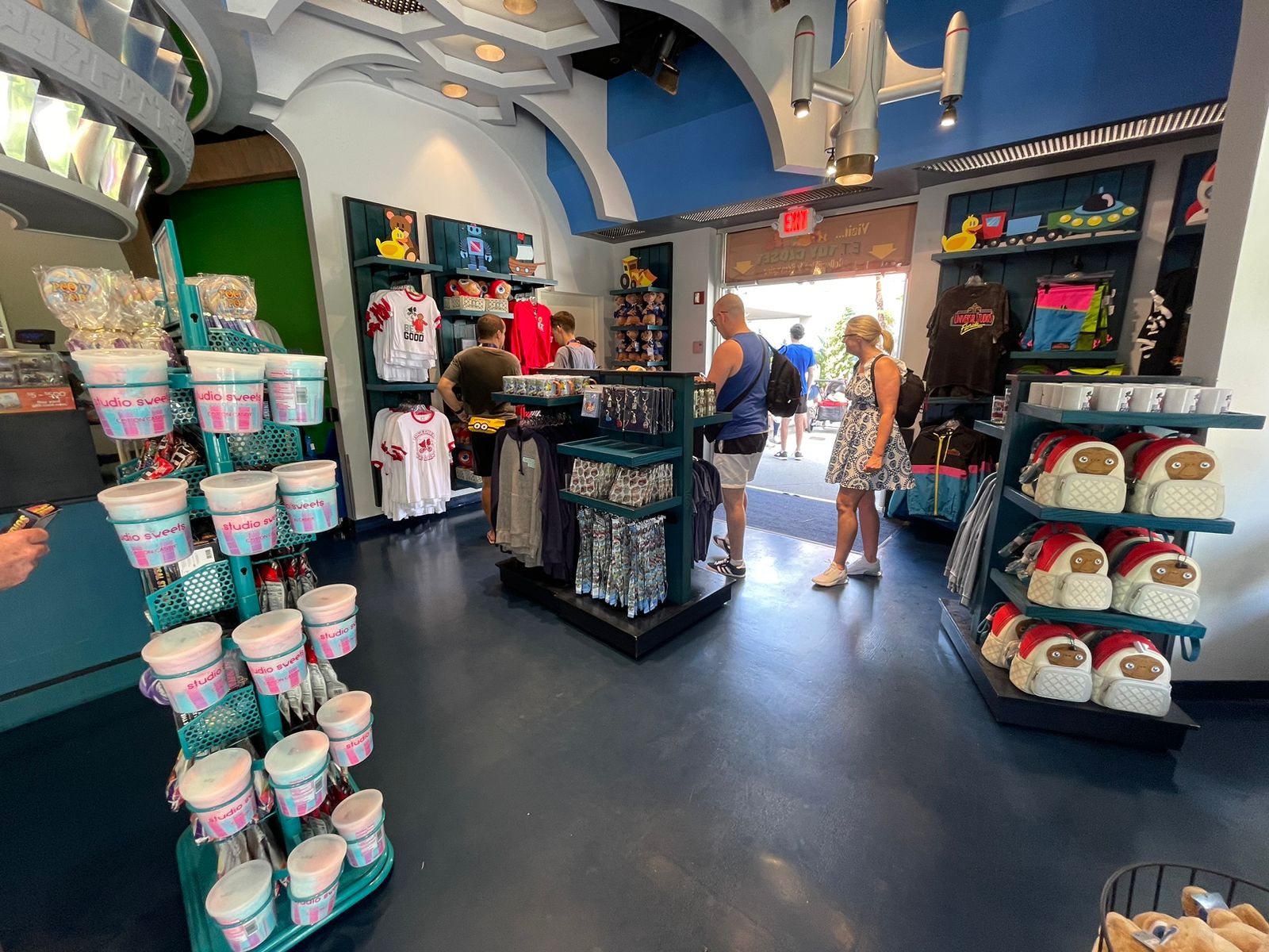 Turistas podem comprar objetos dos seus personagens favoritos Turistas podem comprar objetos dos seus personagens favoritos