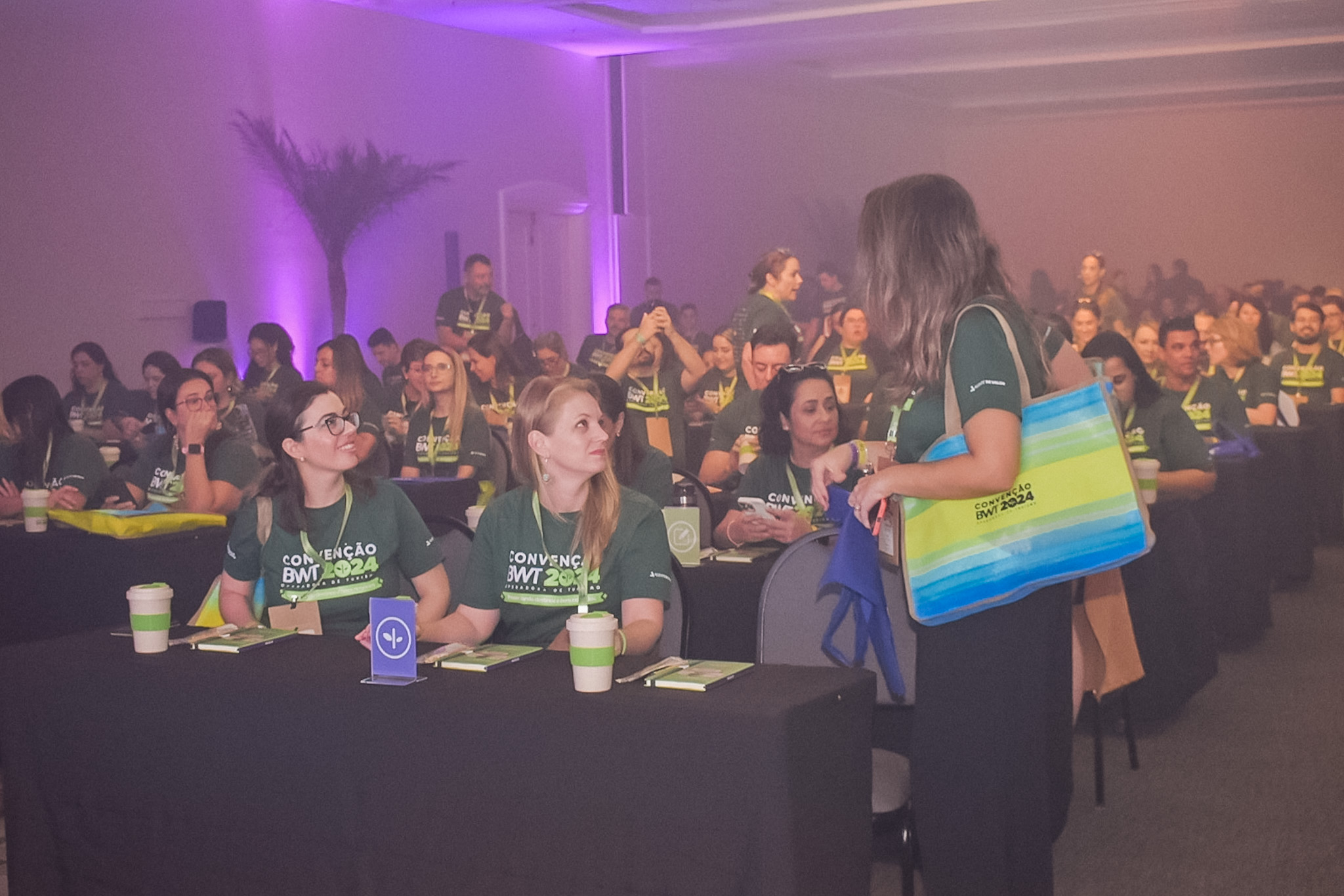 Um kit com material de escritório e um copo de água foi distribuído para os agentes participantes do evento Um kit com material de escritório e um copo de água foi distribuído para os agentes participantes do evento