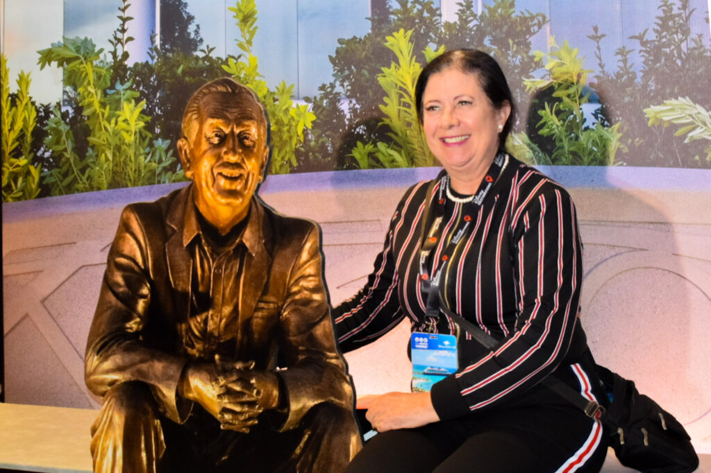Uma estátua de Walt Disney foi atração para os agentes de viagens