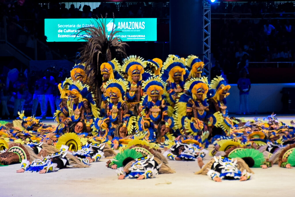 Uma ilusão de ótica foi criada pelos bailarinos do Boi Caprichoso