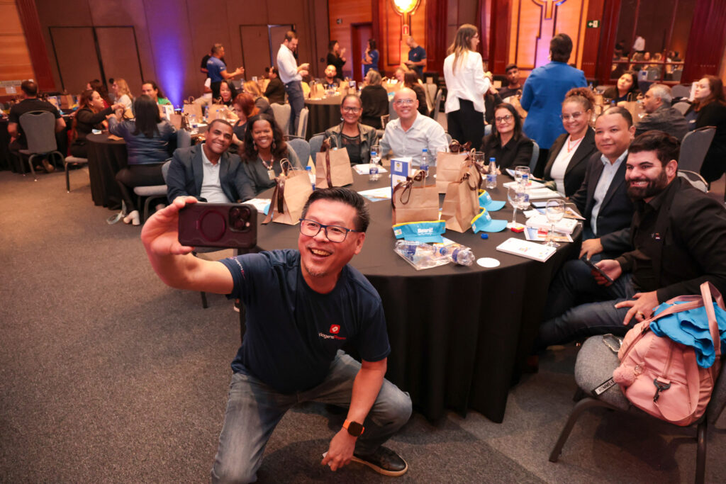 Valter Onishi, da ViagensPromo, com agentes de viagens