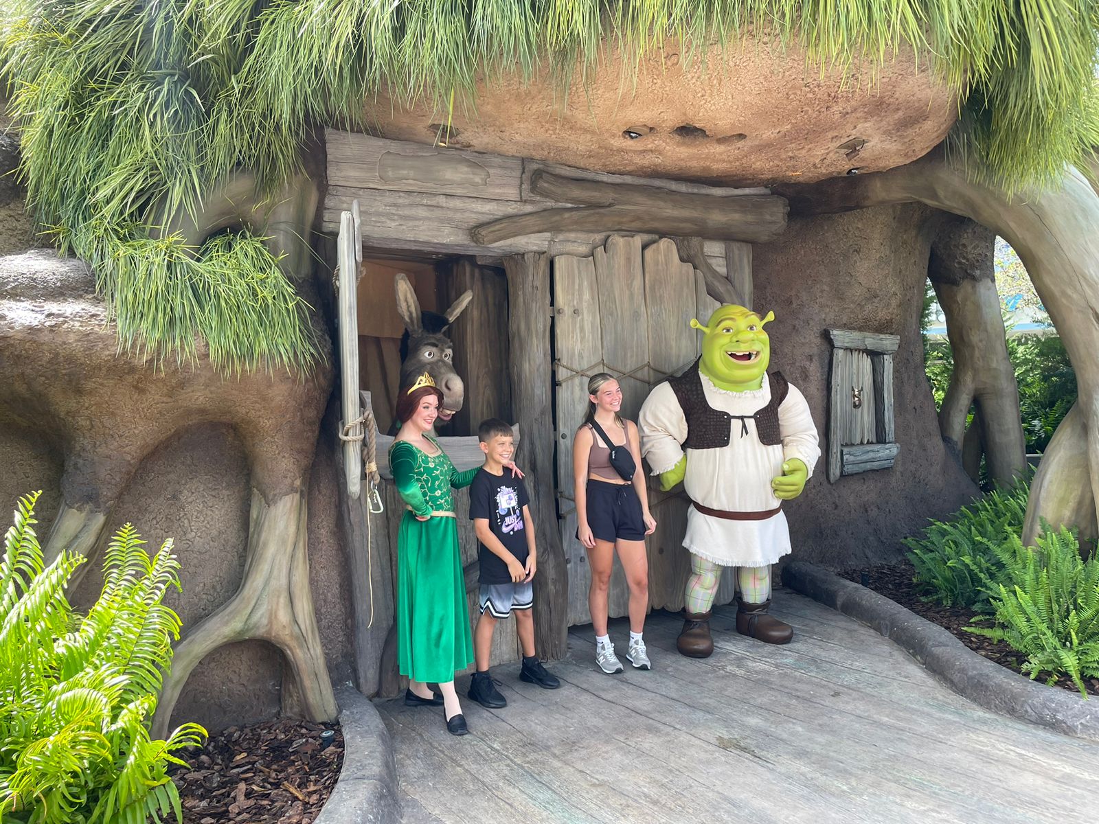 Visitantes posam com personagens do Shrek Visitantes posam com personagens do Shrek