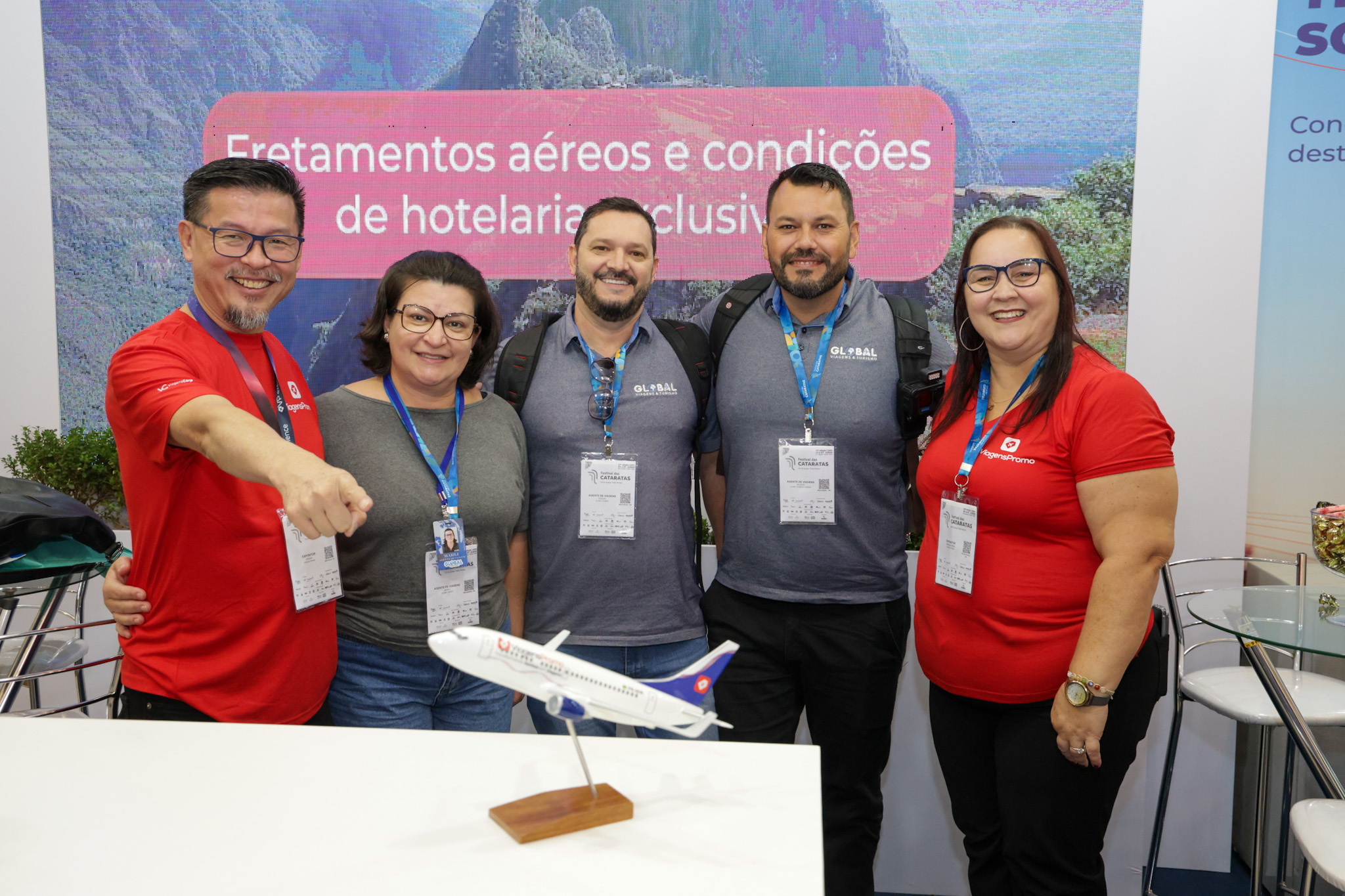 Valter Onishi e Daniela Reis, da ViagensPromo, com Marli Mendes, e Edgar Simoneto e Gilson Caetano da Silva, da Global Viagens Valter Onishi e Daniela Reis, da ViagensPromo, com Marli Mendes, e Edgar Simoneto e Gilson Caetano da Silva, da Global Viagens