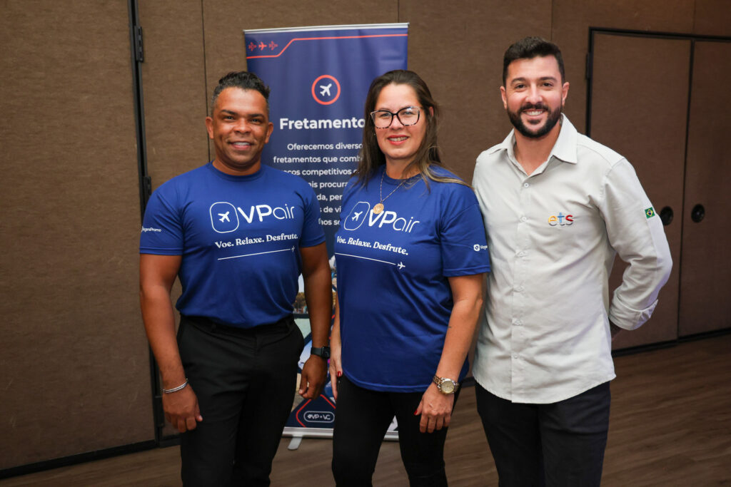 Washington Silva e Viviane Lima, da ViagensPromo, com Douglas Diniz, da ETS