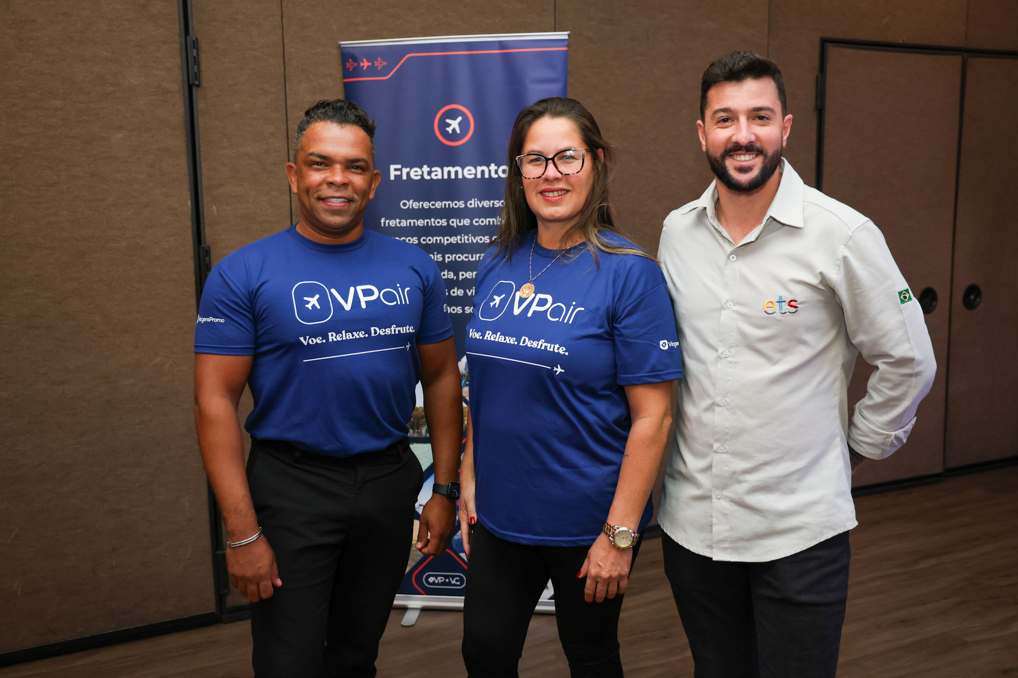 Washington Silva e Viviane Lima, da ViagensPromo, com Douglas Diniz, da ETS Washington Silva e Viviane Lima, da ViagensPromo, com Douglas Diniz, da ETS