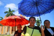 Festival de Parintins: Ilha dividida em azul e vermelho encanta turistas
