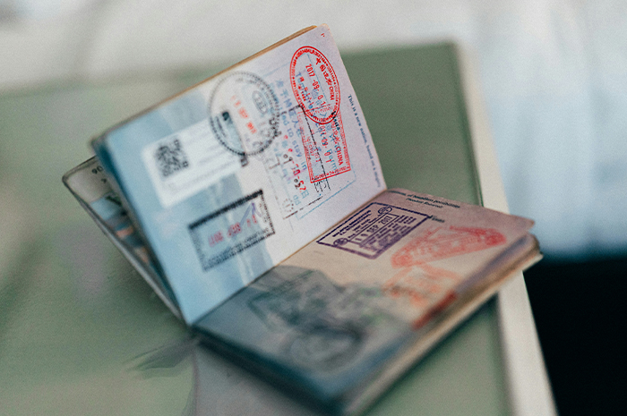 Novo valor da ETA para o Reino Unido entra em vigor em abril 1 passaporte visto eua estados unidos (Banco de imagens Unsplash:ConvertKit)
