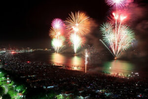 Pela primeira vez, a cidade terá um navio ancorado na baía para assistir ao segundo maior espetáculo de fogos do Brasil (Foto: Renato Andrade/Prefeitura de Santos)