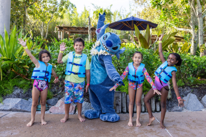 Verão nos Estados Unidos: confira dicas do Walt Disney World Resorts para se refrescar durante a viagem 3 Personagem Stitch no parque aquático Walt Disney Typhoon Lagoon (Reprodução/Olga Thompson)